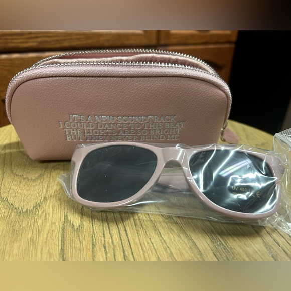 Official TS 1989 Sunglasses with carrying case - Picture 2 of 5
